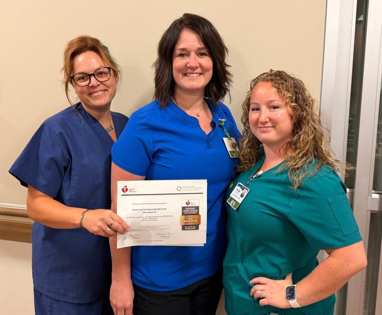 photo of 3 nurses holding an award certificate